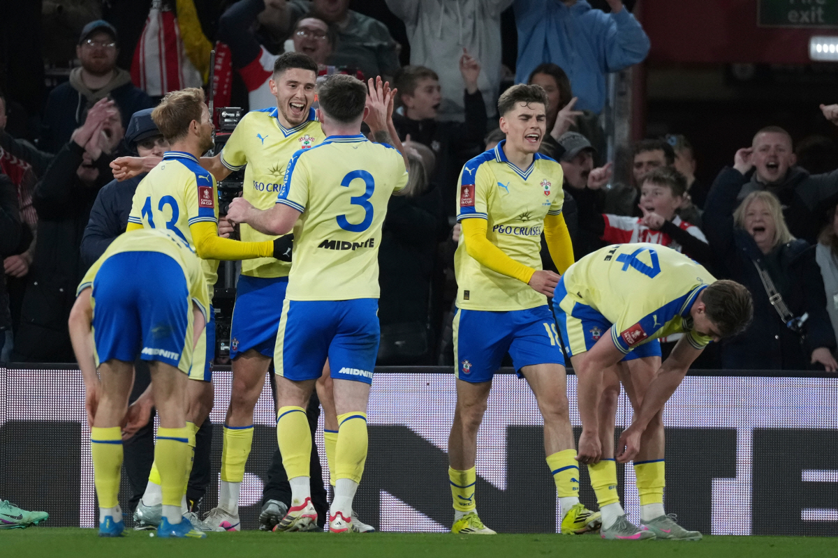 Southampton's Ross Stewart, third from left, celebrates with teammates after scoring the opening goal during the English FA Cup quaterfinal soccer match between Southampton and Arsenal in Southampton, England, Saturday, April 4, 2026. (AP Photo/Dave Shopland)