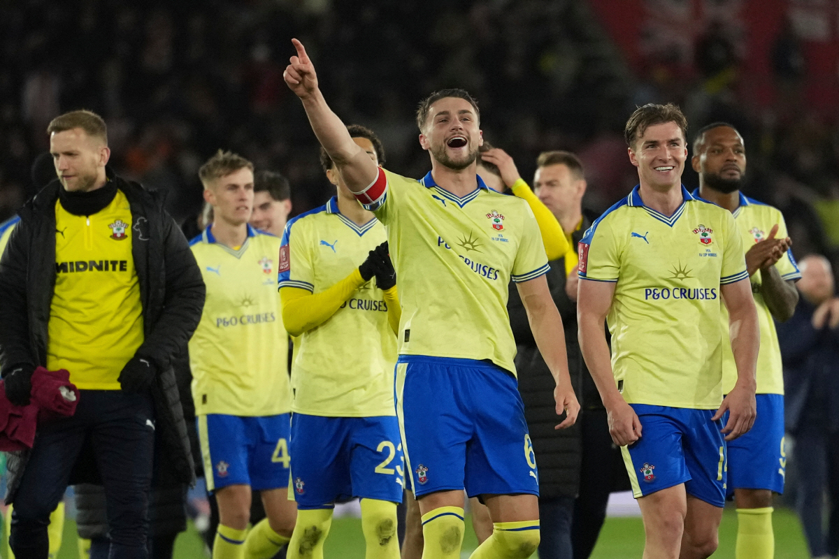 Southampton's team players celebrate after the English FA Cup quaterfinal soccer match between Southampton and Arsenal in Southampton, England, Saturday, April 4, 2026. (AP Photo/Dave Shopland)