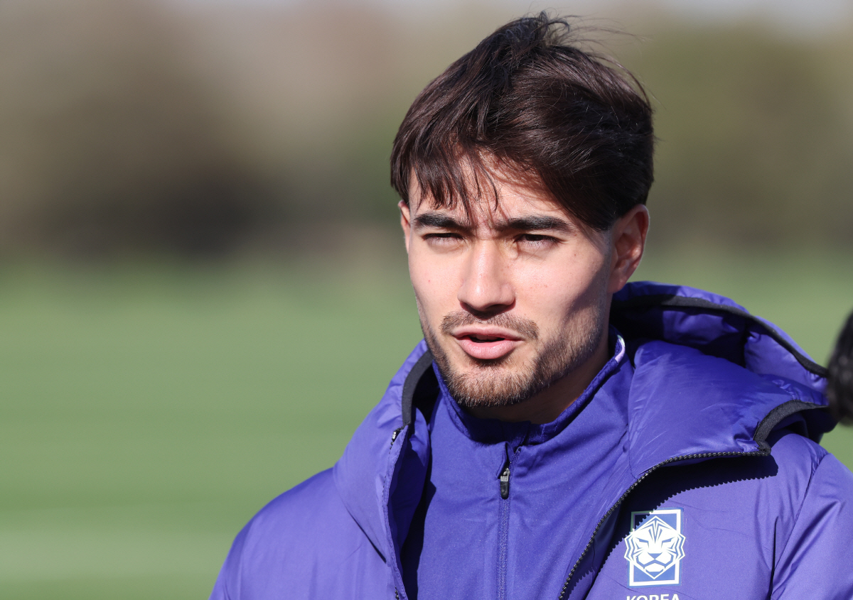 인터뷰하는 카스트로프 (밀턴킨스[영국]=연합뉴스) 최재구 기자 = 코트디부아르전을 앞둔 한국 축구 국가대표팀의 카스트로프가 25일(현지시간) 영국 런던 북서쪽 밀턴킨스 MK돈스 훈련장에서 훈련에 앞서 인터뷰하고 있다. 2026.3.26