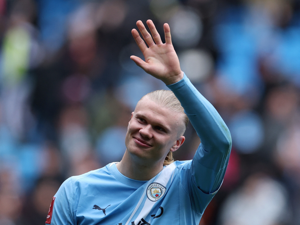 Soccer Football - FA Cup - Quarter Final - Manchester City v Liverpool - Etihad Stadium, Manchester, Britain - April 4, 2026 Manchester City's Erling Haaland acknowledges the fans as he celebrates after the match REUTERS/Phil Noble