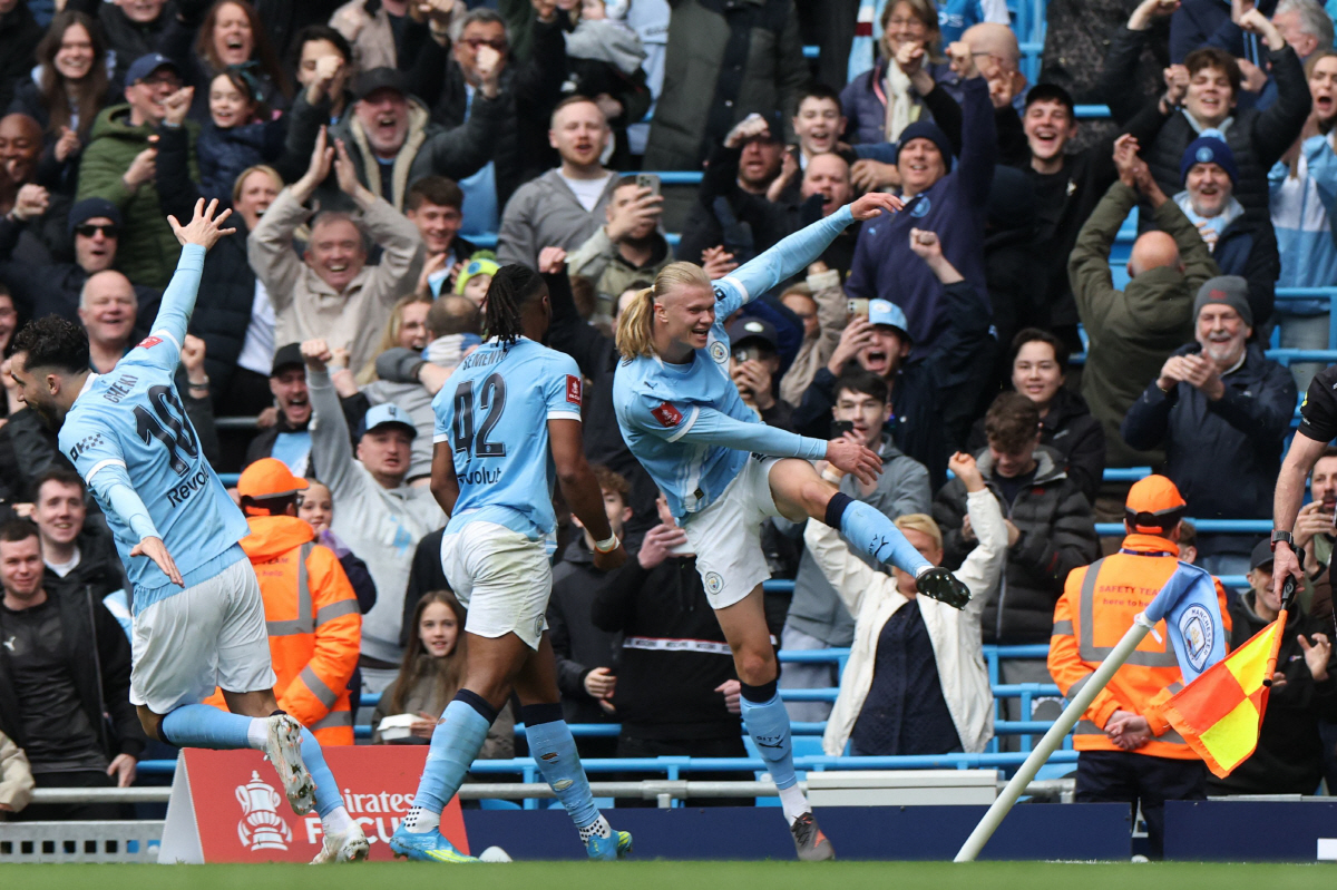 TOPSHOT - Manchester City's Norwegian striker #09 Erling Haaland (C) celebrates with teammates after scoring their second goal during the English FA Cup quarter final football match between Manchester City and Liverpool at the Etihad Stadium in Manchester, north west England, on April 4, 2026. (Photo by Darren Staples / AFP) / RESTRICTED TO EDITORIAL USE. No use with unauthorized audio, video, data, fixture lists, club/league logos or 'live' services. Online in-match use limited to 120 images. An additional 40 images may be used in extra time. No video emulation. Social media in-match use limited to 120 images. An additional 40 images may be used in extra time. No use in betting publications, games or single club/league/player publications. /