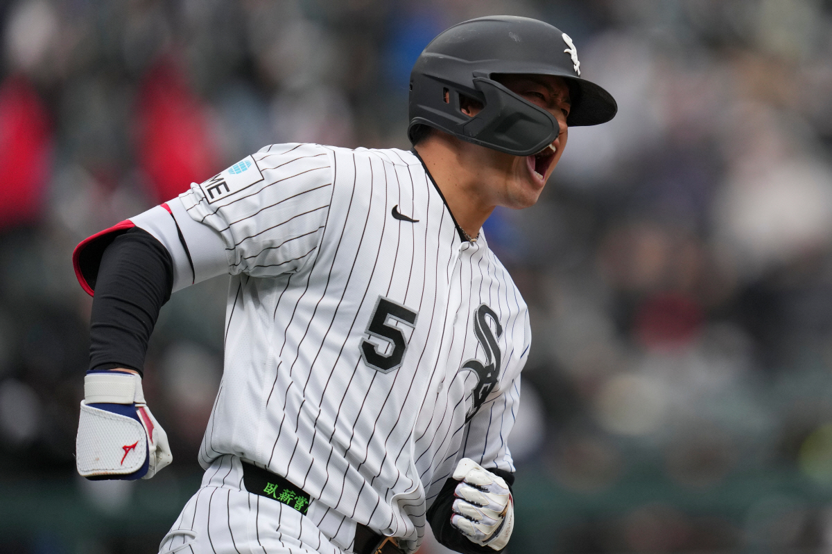Chicago White Sox's Munetaka Murakami (5) runs the bases after hitting a two-run home run during the sixth inning of a baseball game against the Toronto Blue Jays, Saturday, April 4, 2026, in Chicago. (AP Photo/Erin Hooley)
