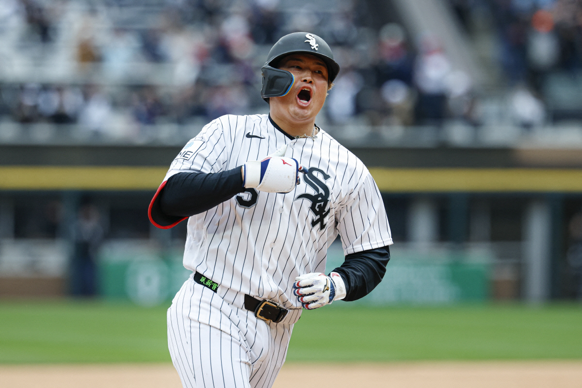Apr 4, 2026; Chicago, Illinois, USA; Chicago White Sox first baseman Munetaka Murakami (5) rounds the bases after hitting a two-run home run against the Toronto Blue Jays during the sixth inning at Rate Field. Mandatory Credit: Kamil Krzaczynski-Imagn Images