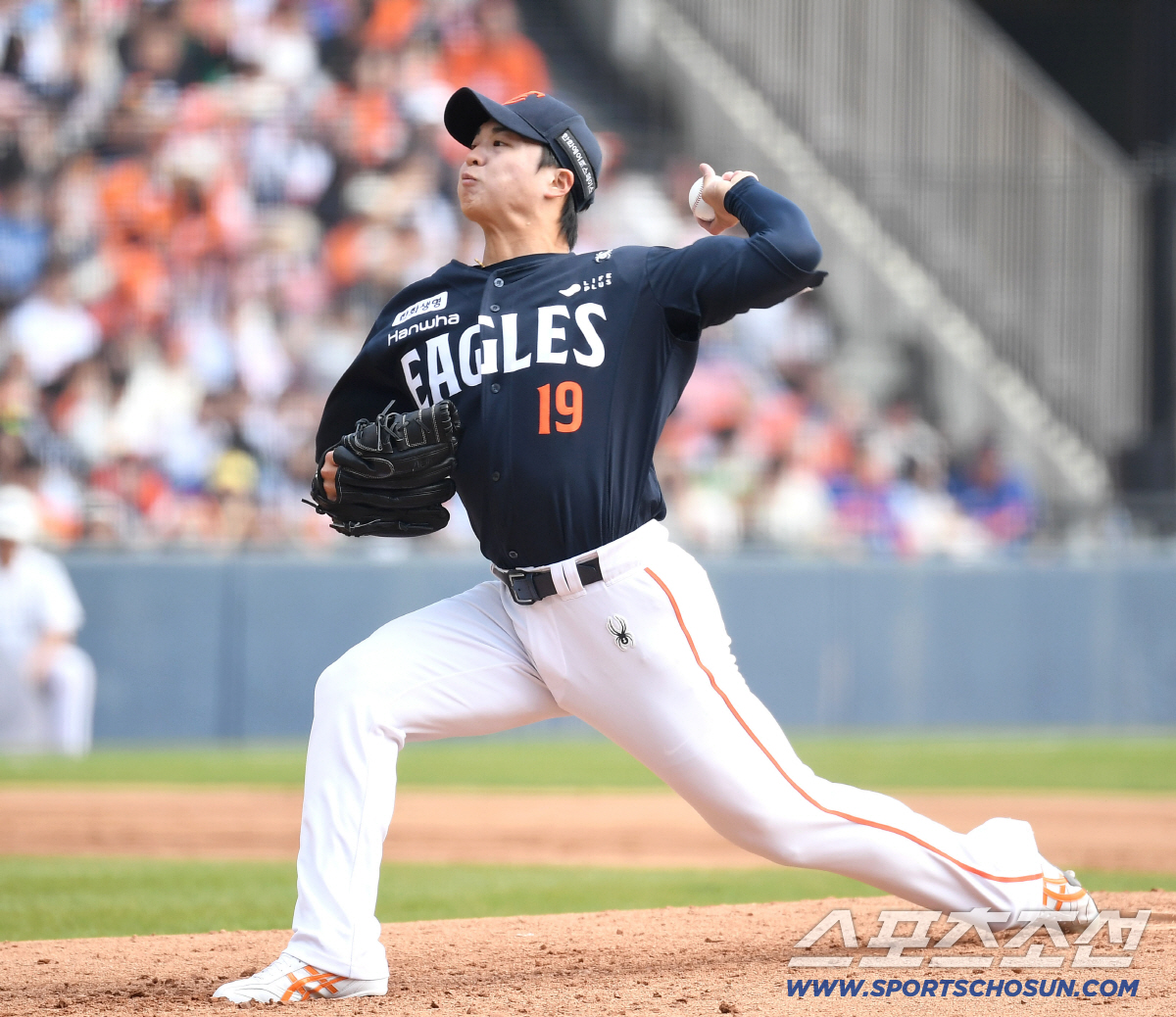4일 잠실야구장에서 열린 KBO리그 두산과 한화의 경기. 선발 투구하고 있는 한화 왕옌청. 잠실=송정헌 기자songs@sportschosun.com/2026.04.04/