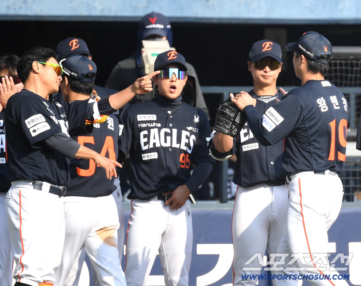 4일 잠실야구장에서 열린 KBO리그 두산과 한화의 경기. 6회 투구를 마치고 동료들과 하이파이브를 나누는 한화 선발 왕옌청. 잠실=송정헌 기자songs@sportschosun.com/2026.04.04/