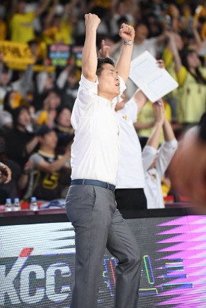 [LG 정규리그 우승] '과장 있어도, 거짓 아니다!' LG 실질적 1옵션 조상현 감독.  11시즌 만 감격 정규리그 우승 핵심 동력. 그는 어떻게 멀티 코어를 조련했나