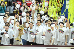 [LG 정규리그 우승] 챔프전, 그리고 정규리그 2연패. LG, 우승 트렌드 완전히 바꿨다. 원-투 펀치 윙맨→멀티 코어 시스템 철저한 준비&무한 경쟁. LG의 전성시대