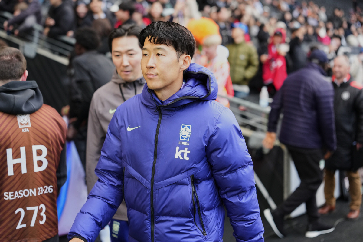 South Korea's Son Heung-Min enters to the pitch prior to the international friendly soccer match between South Korea and Ivory Coast in Milton Keynes, England, Saturday, March 28, 2026. (AP Photo/Dave Shopland)