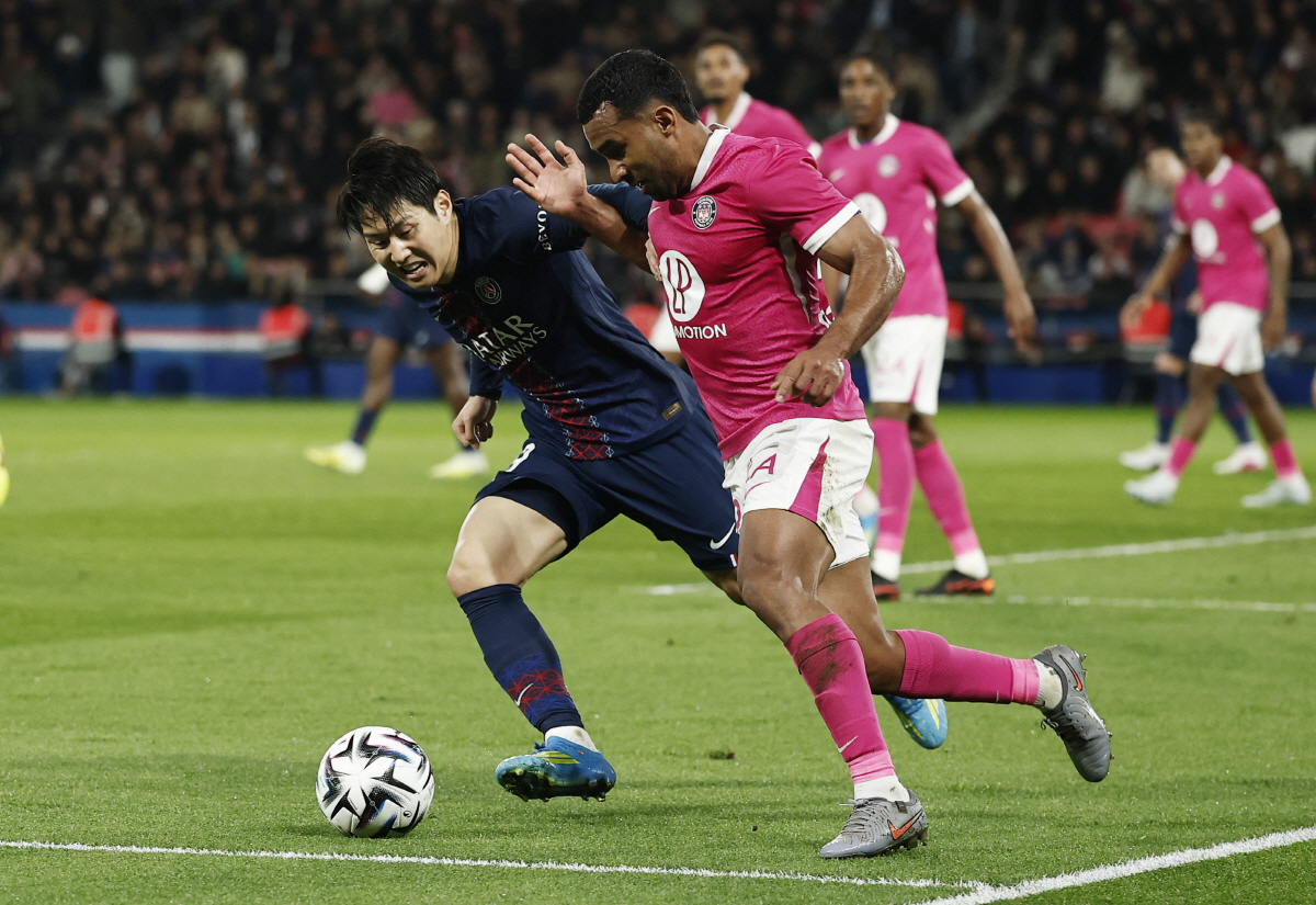 Soccer Football - Ligue 1 - Paris St Germain v Toulouse - Parc des Princes, Paris, France - April 3, 2026 Paris St Germain's Lee Kang-in in action with Toulouse's Cristian Casseres Jr REUTERS/Benoit Tessier