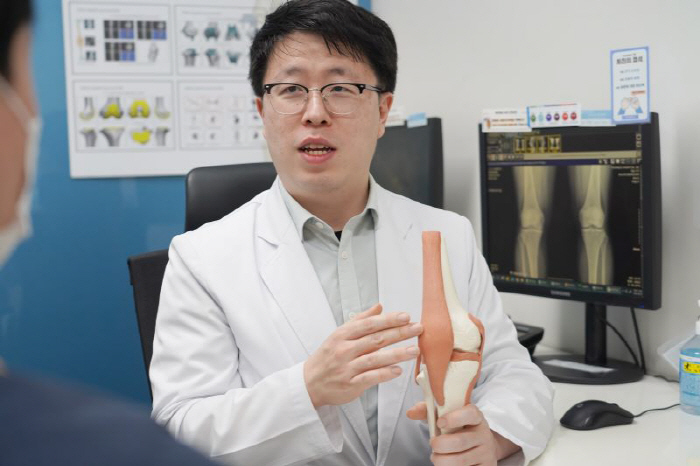 봄철 하지 관절 건강법을 설명하고 있는 정상진 교수.