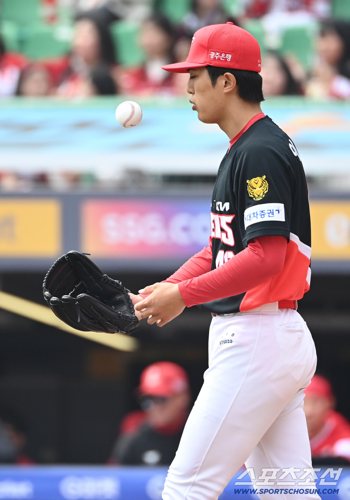 29일 인천SSG랜더스필드에서 열린 KIA와 SSG의 경기. 2회말 1사 1,2루 이의리가 박성한에 2타점 2루타를 내주고 아쉬워하고 있다. 인천=허상욱 기자wook@sportschosun.com/2026.03.29/