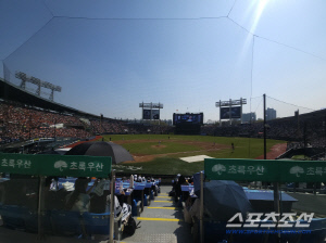 잠실벌 물들인 '화이트 vs 오렌지 물결', 한화-두산 잠실대첩 3연속 매진