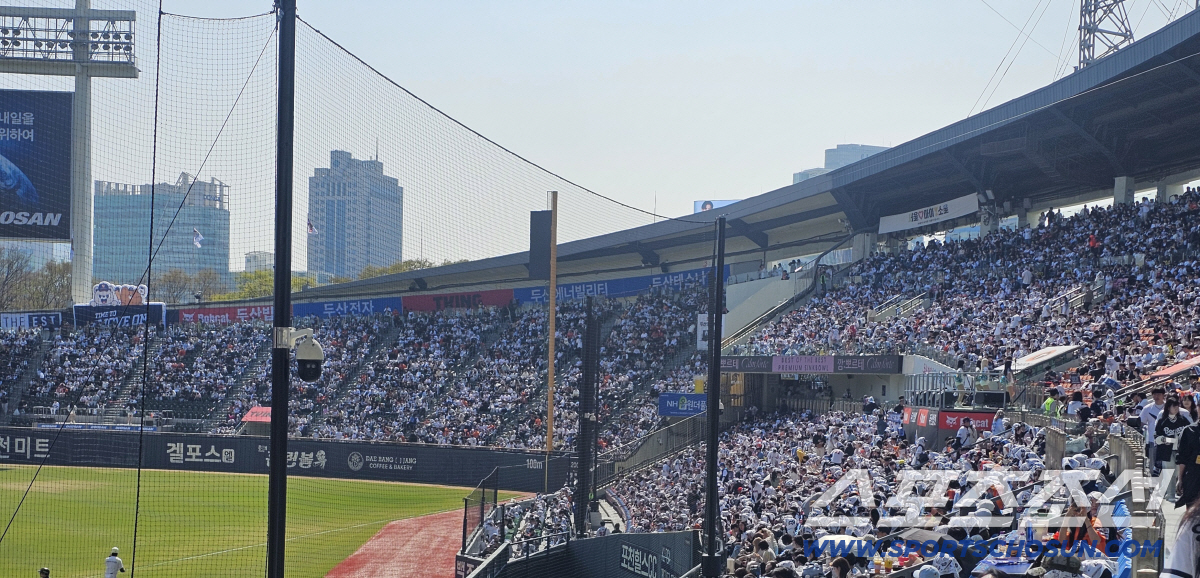 5일 두산-한화전 매진된 잠실야구장 두산쪽 응원석. 잠실=스포츠조선 정현석 기자 hschung@sportschosun.com