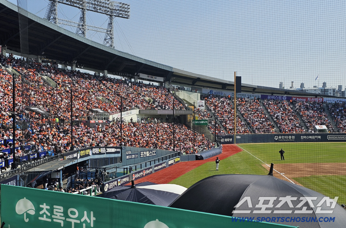 5일 두산-한화전 매진된 잠실야구장 한화쪽 응원석. 잠실=스포츠조선 정현석 기자 hschung@sportschosun.com