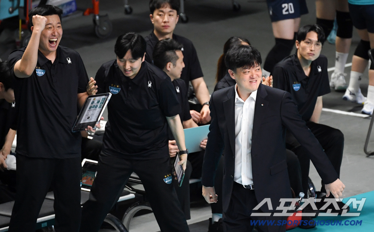 5일 장충체육관에서 열린 V리그 챔피언결정전 GS칼텍스와 도로공사의 경기. GS칼텍스 이영택 감독이 환호하고 있다. 장충=박재만 기자 pjm@sportschosun.com/2026.04.05/