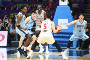 [KBL리뷰]'마침내 결정났네' 소노-KCC, 동반승리로 6강 진출 확정…소노 대역전승에 정관장 2위 확정 다음 기회로...