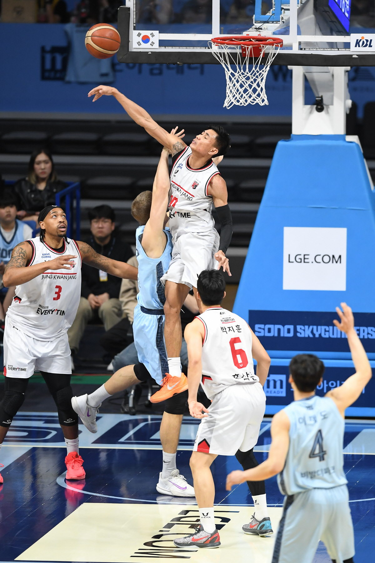 [KBL리뷰]'마침내 결정났네' 소노-KCC, 동반승리로 6강 진출 확정…소노 대역전승에 정관장 2위 확정 다음 기회로...