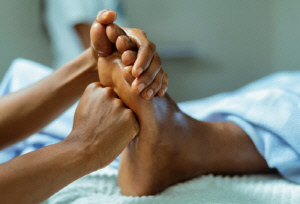 아침 첫발 디딜 때 뒤꿈치 '찌릿', 무슨 질환이길래…