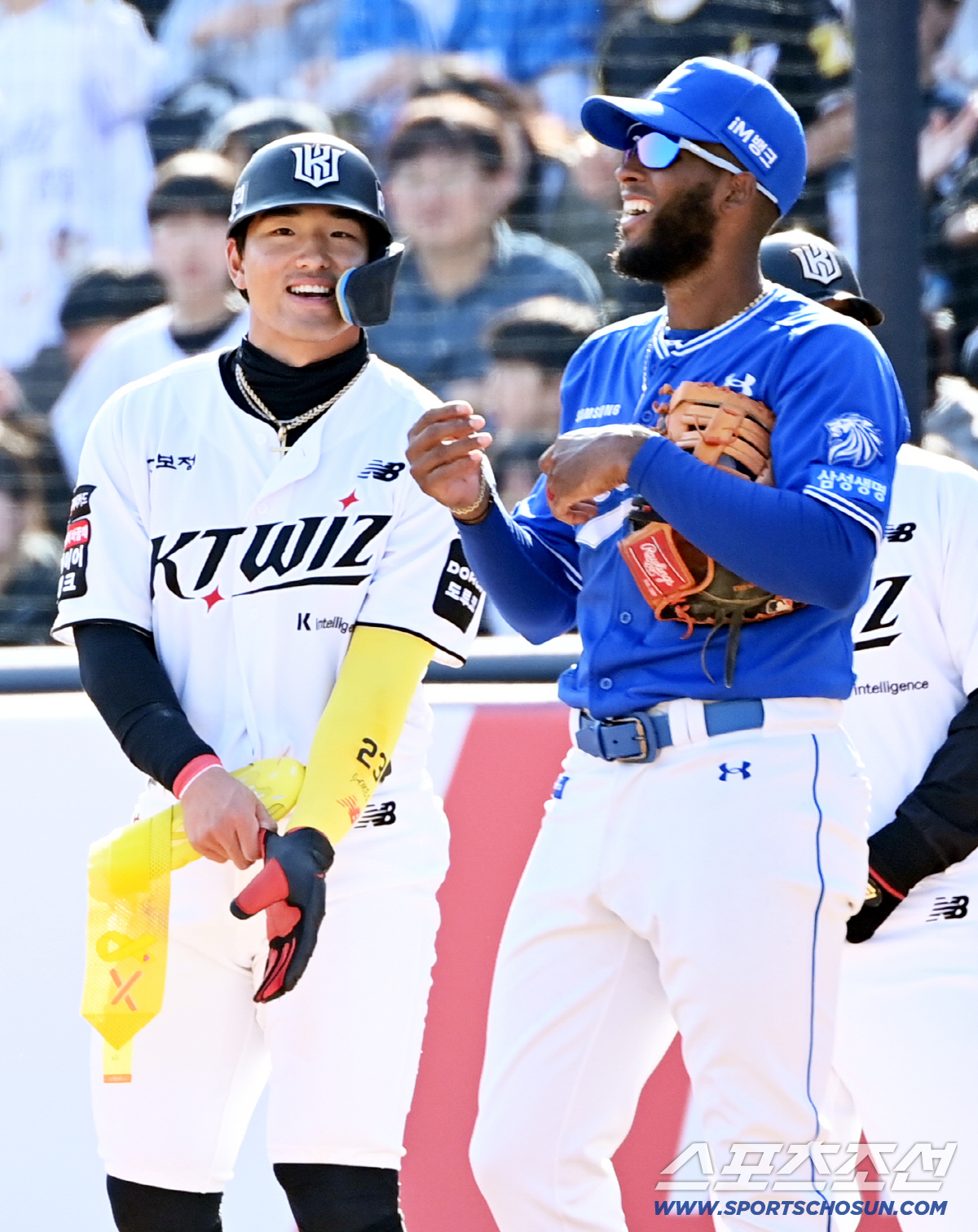 5일 수원KT위즈파크에서 열린 삼성과 KT의 경기. 8회말 안타로 1루에 나선 안현민과 1루수 디아즈가 이야기를 하고 있다. 수원=허상욱 기자wook@sportschosun.com/2026.04.05/