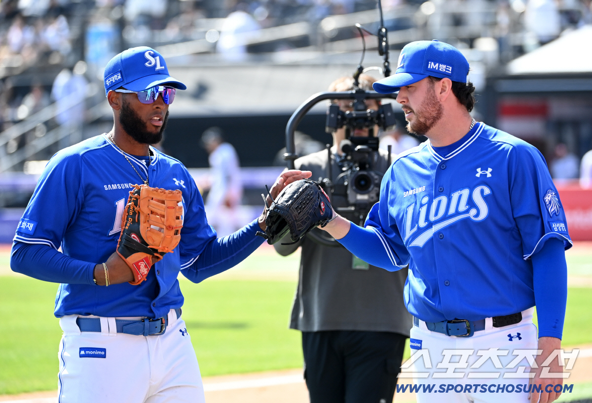 5일 수원KT위즈파크에서 열린 삼성과 KT의 경기. 3회말 2사 1,2루 삼성 오러클린이 KT 장성우의 파울플라이를 잡아내 이닝을 끝내 준 디아즈와 하이파이브를 하고 있다. 수원=허상욱 기자wook@sportschosun.com/2026.04.05/