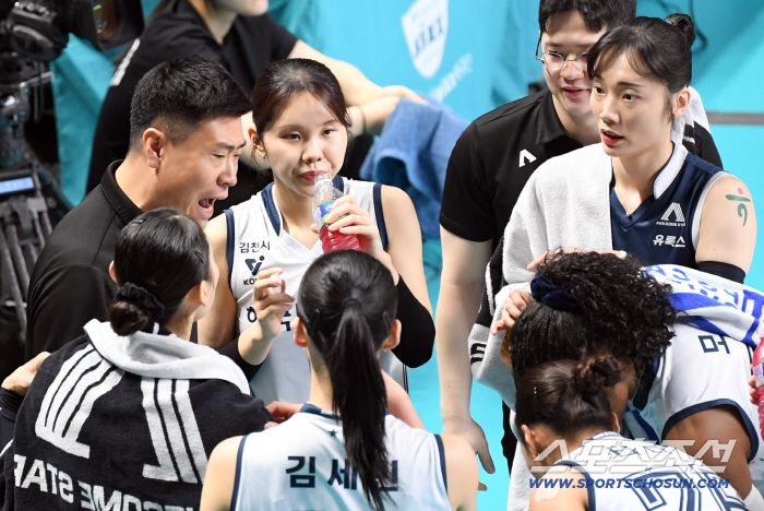 단 1승도 못하고 허망한 준우승 마무리…대행의 눈물 "선수들에게 너무 미안하더라"