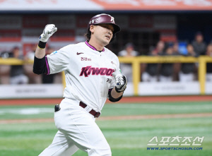 이형종, 9회말 극적인 만루포…키움, LG에 승리 헌납은 못한다