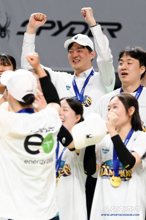 봄배구 걱정했는데 챔피언이라니…오열한 '우승' 감독, 