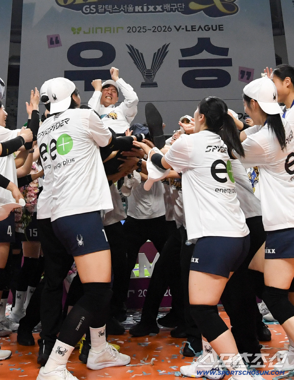 5일 장충체육관에서 열린 V리그 챔피언결정전 GS칼텍스와 도로공사의 경기. 우승을 차지한 GS칼텍스 이영택 감독이 헹가래를 받고 있다.. 장충=박재만 기자 pjm@sportschosun.com/2026.04.05/