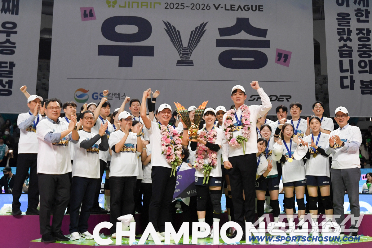 5일 장충체육관에서 열린 V리그 챔피언결정전 GS칼텍스와 도로공사의 경기. 우승을 차지한 GS칼텍스 허세홍 구단주와 이영택 감독이 환호하고 있다. 장충=박재만 기자 pjm@sportschosun.com/2026.04.05/