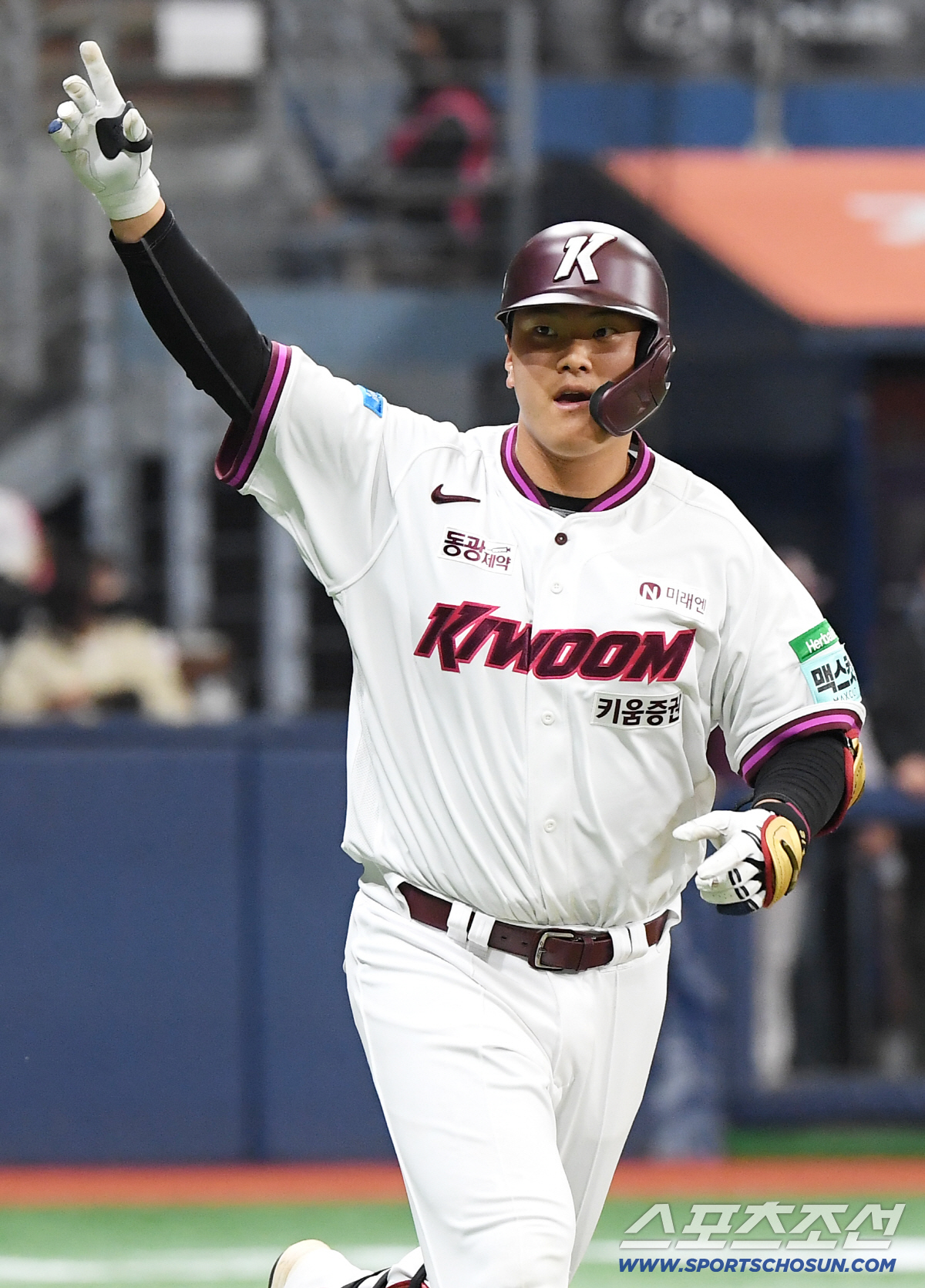 5일 서울 고척스카이돔에서 열린 LG-키움전. 2회말 1사 김건희가 솔로포를 친 후 환호하고 있다. 정재근 기자 cjg@sportschosun.com