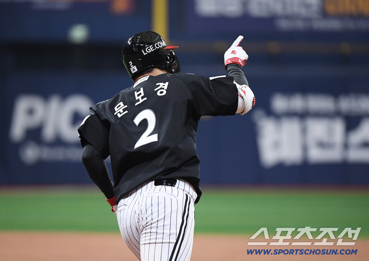 5일 서울 고척스카이돔에서 열린 LG-키움전. 9회초 무사 문보경이 솔로포를 친 후 세리머니를 하고 있다. 정재근 기자 cjg@sportschosun.com/2026.4.5/