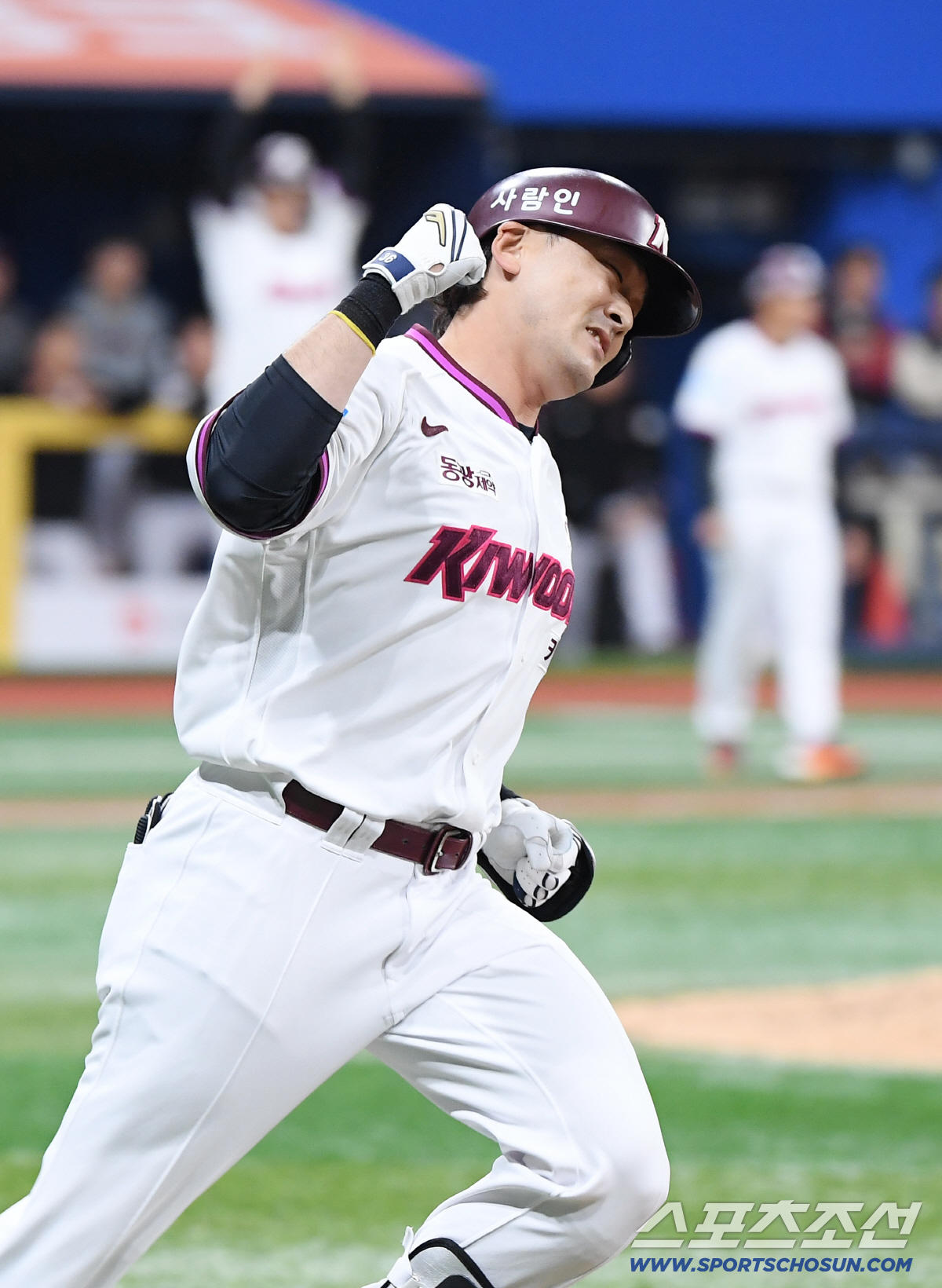 5일 서울 고척스카이돔에서 열린 LG-키움전. 9회말 무사 만루 이형종이 만루포를 친 후 환호하고 있다. 정재근 기자 cjg@sportschosun.com