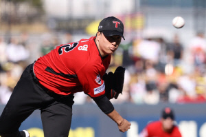 '대역전패 악몽' KIA 역대 1위 클로저, '직구 맞짱' 이걸 원했다 …