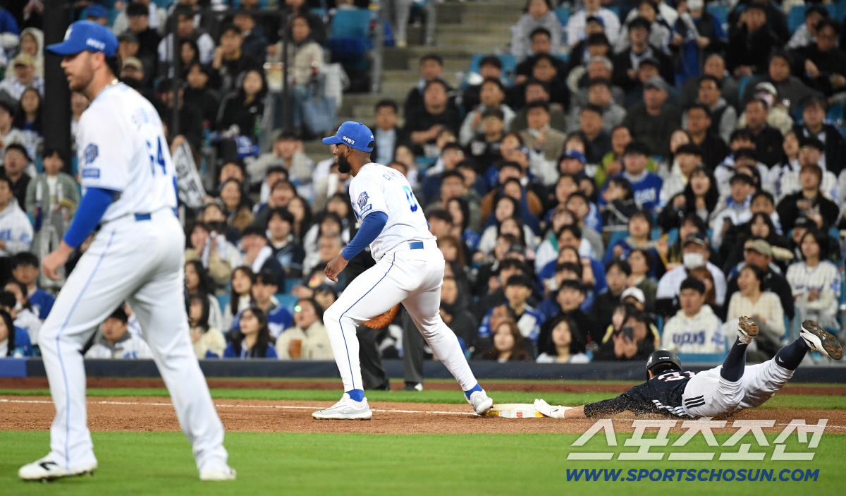 31일 대구 삼성라이온즈파크에서 열린 삼성과 두산의 경기. 3회초 1사 2, 3루. 1타점 내야땅볼 타구를 날린 후 1루에서 슬라이딩하고 있는 두산 정수빈. 대구=송정헌 기자songs@sportschosun.com/2026.03.31/