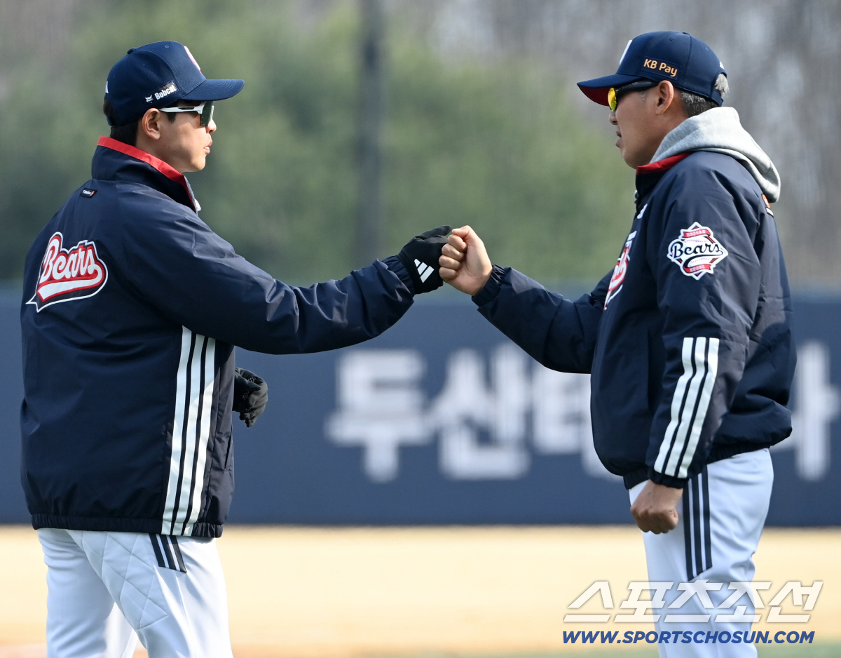 15일 이천베어스파크에서 열린 삼성과 두산의 시범경기. 두산이 8대2로 승리했다. 두산 김원형 감독이 정수빈과 하이파이브를 하고 있다. 이천=허상욱 기자wook@sportschosun.com/2026.03.15/