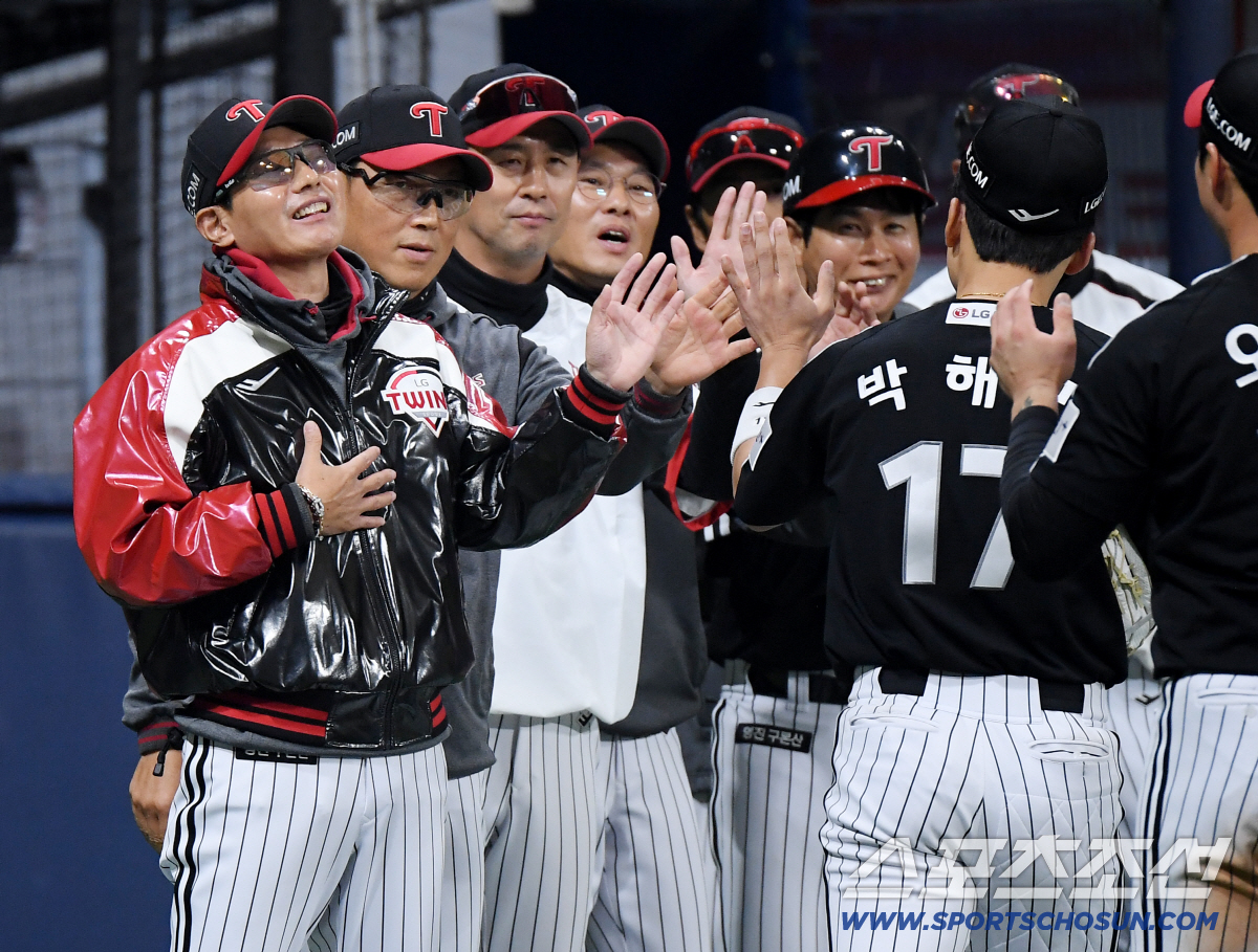 5일 서울 고척스카이돔에서 열린 LG-키움전. 9회말 역전 위기에서 가까스로 승리한 염경엽 감독이 가슴을 쓸어내리며 선수들을 맞이하고 있다. 정재근 기자 cjg@sportschosun.com/2026.4.5/