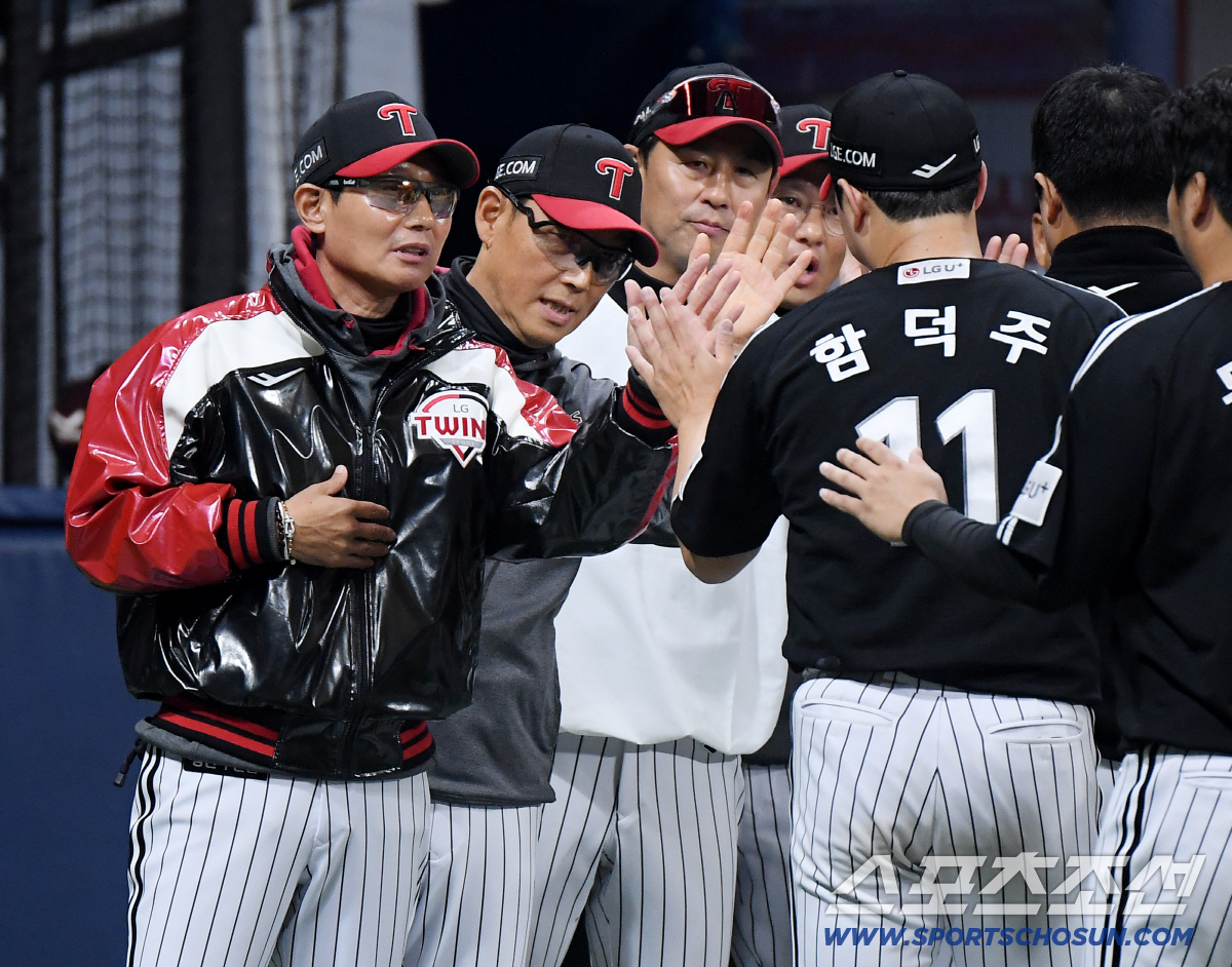 5일 서울 고척스카이돔에서 열린 LG-키움전. 9회말 등판해 만루포를 허용한 함덕주가 팀이 가까스로 승리한 후 염경엽 감독과 하이파이브하고 있다. 정재근 기자 cjg@sportschosun.com