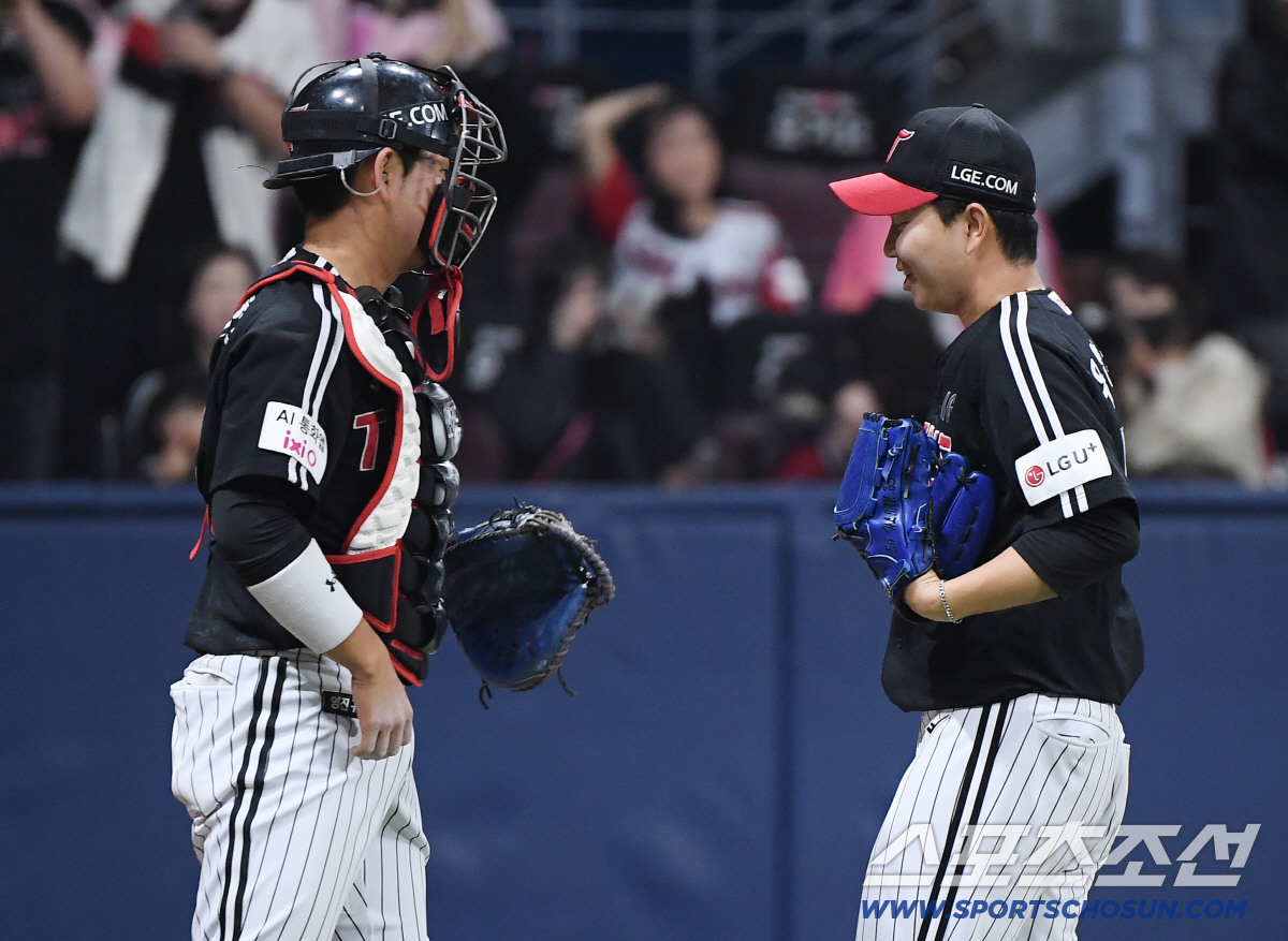 5일 서울 고척스카이돔에서 열린 LG-키움전. 9회말 한 점 차로 쫓긴 상황에서 등판해 추가 실점 없이 승리를 지킨 유영찬 이주헌 포수와 기뻐하고 있다. 정재근 기자 cjg@sportschosun.com