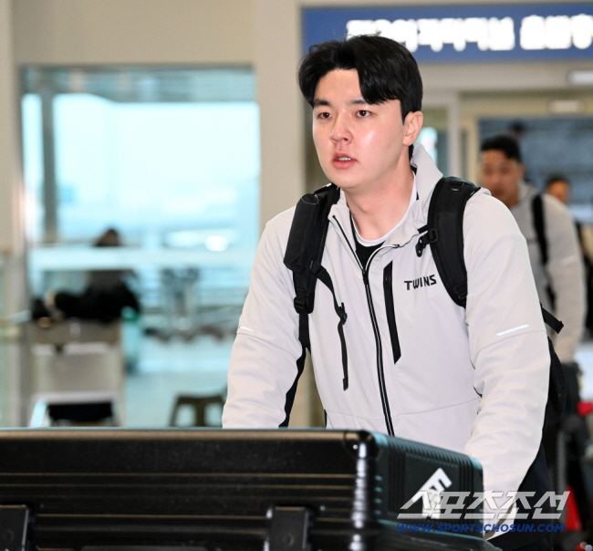 LG 트윈스 선수단이 23일 인천공항을 통해 전지훈련지인 미국 애리조나로 출국했다. 이민호가 출국장으로 들어서고 있다. 인천공항=허상욱 기자wook@sportschosun.com/2026.01.23/