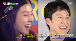 '병풍 논란' 송지효, '도플갱어' 정우 만났다...