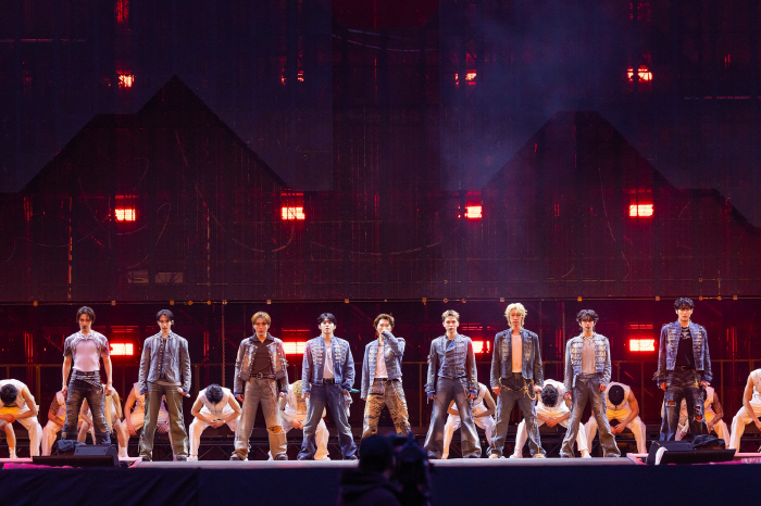 '선더'로 공연 포문 연 세븐틴, 말미 진짜 천둥쳤다…