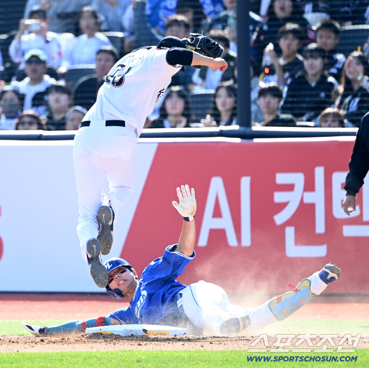 김영웅의 손을 밟을라 피하려는 김민수의 점프