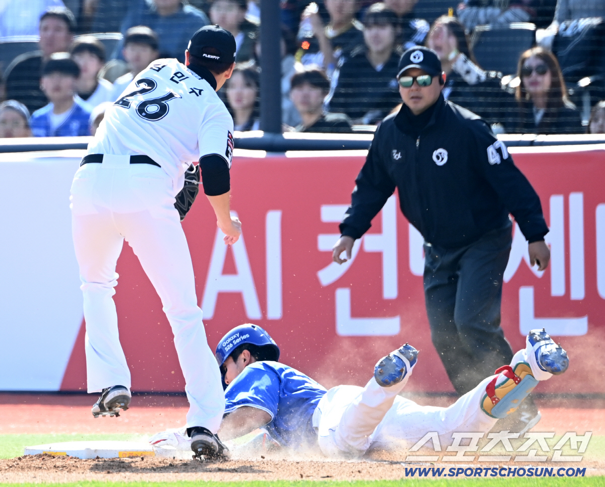김상수의 송구를 받은 김민수와 슬라이딩을 하는 김영웅