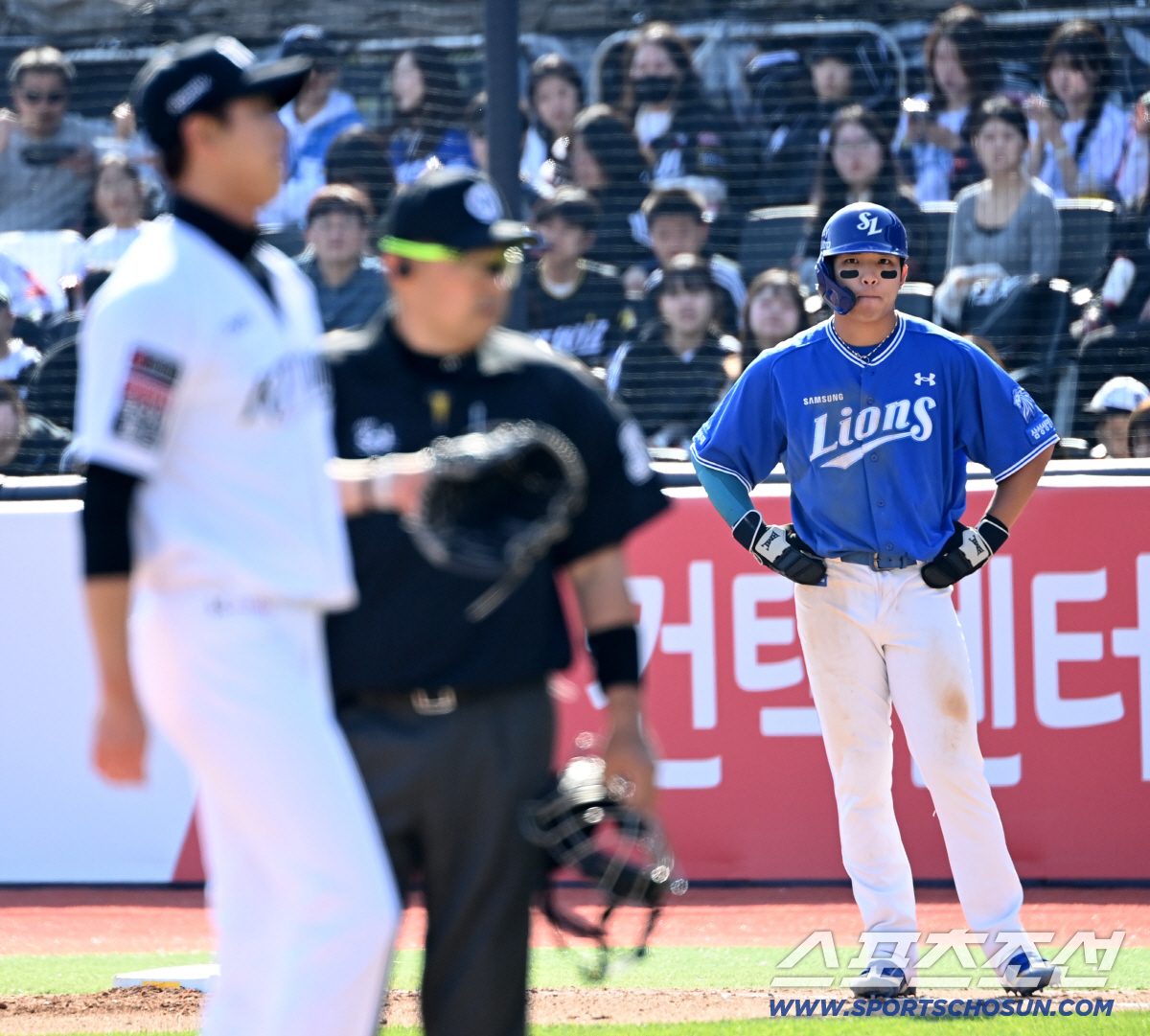 훌훌 털고 일어선 김민수의 연습투구를 걱정스러운 눈빛으로 바라보는 김영웅