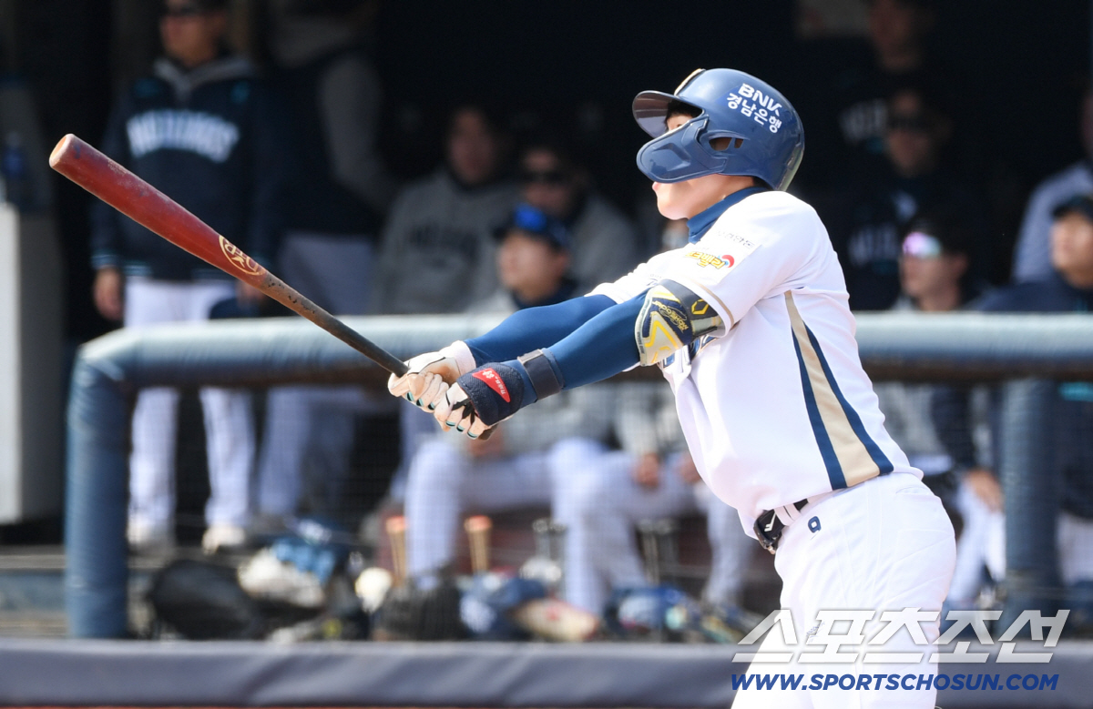 15일 마산야구장에서 열린 NC 다이노스와 키움 히어로즈의 시범경기. NC 신재인이 타격을 하고 있다. 창원=박재만 기자 pjm@sportschosun.com/2026.03.15/