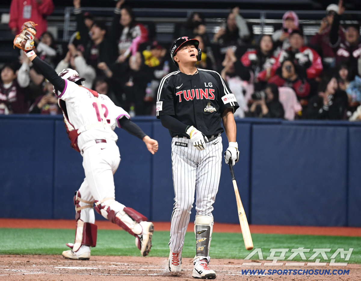 3일 고척돔에서 열린 KBO리그 키움과 LG의 경기. 8회초 2사 1, 2루. 삼진을 당하고 있는 LG 이재원. 고척=송정헌 기자songs@sportschosun.com