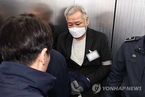 (서울=연합뉴스) 김인철 기자 = 건진법사 전성배씨가 19일 서울 서초구 안권섭 상설특별검사 사무실에 참고인 신분으로 출석하고 있다. 2026.1.19 yatoya@yna.co.kr