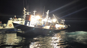 강릉 주문진 앞바다서 어선 침수…승선원 8명 전원 구조