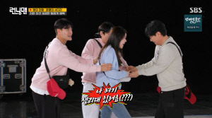 지예은, 몸수색 위기에 "생리대 들었다"…'런닝맨' 역대급 난장판 레이스