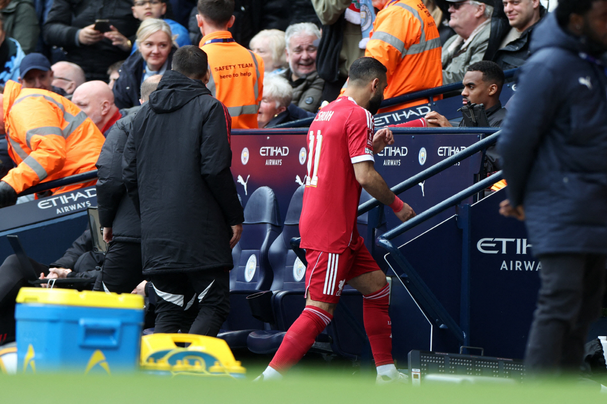 '살라 절친' 역대급 충격 폭로! "살라 감독 때문에 리버풀 떠난다"…'아이러니하게도' 슬롯 감독까지 경질 유력→"팬들 알론소 영입 원해"